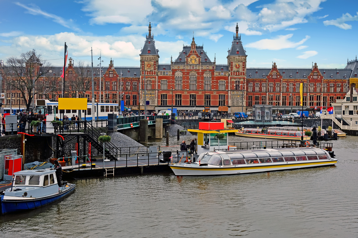 amsterdamda-yapilmasi-gerekenler-central-station-bisiklet-kiralamak
