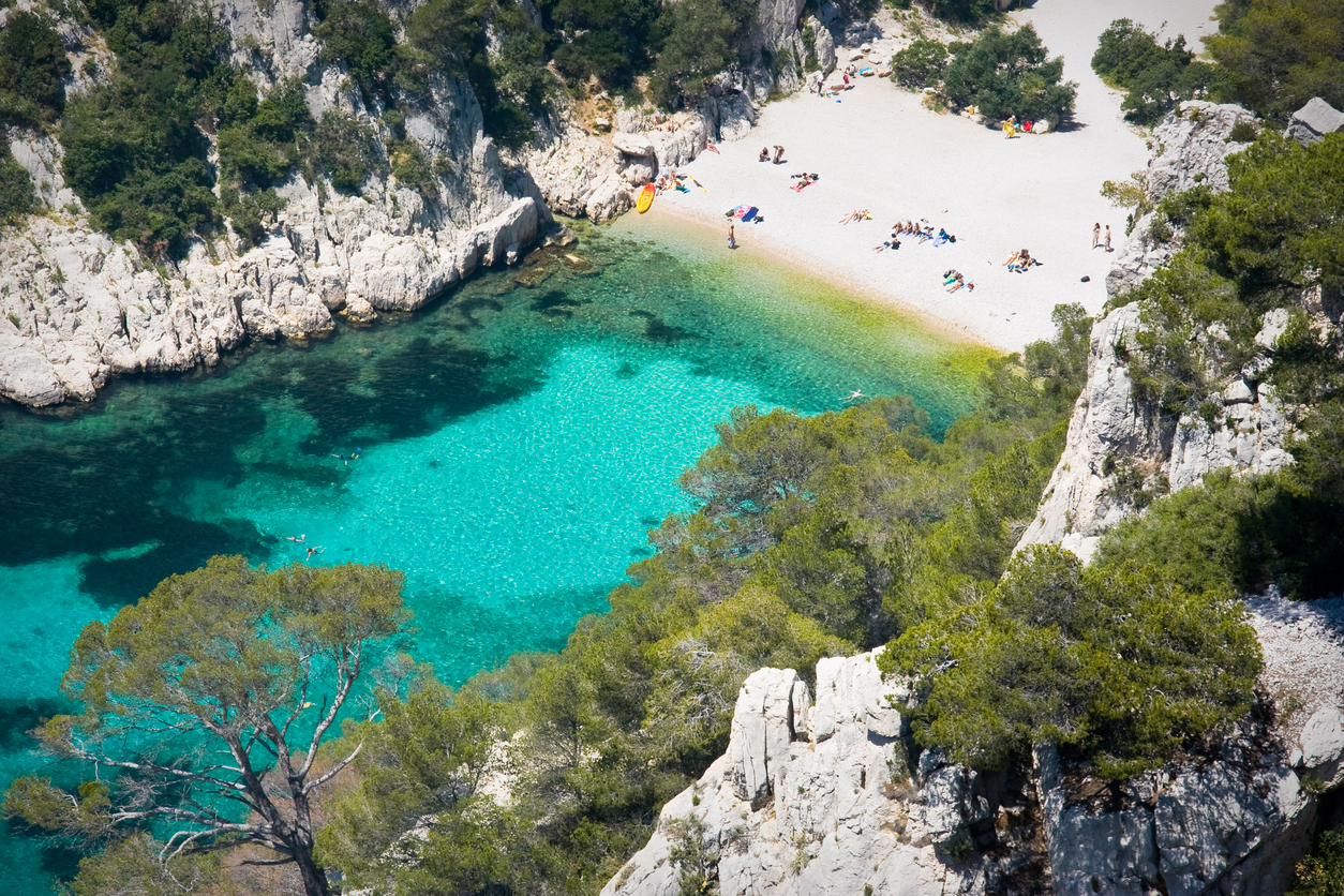 Calanques National Park, plaj ve doğal alanın tadını çıkaran insanlar 