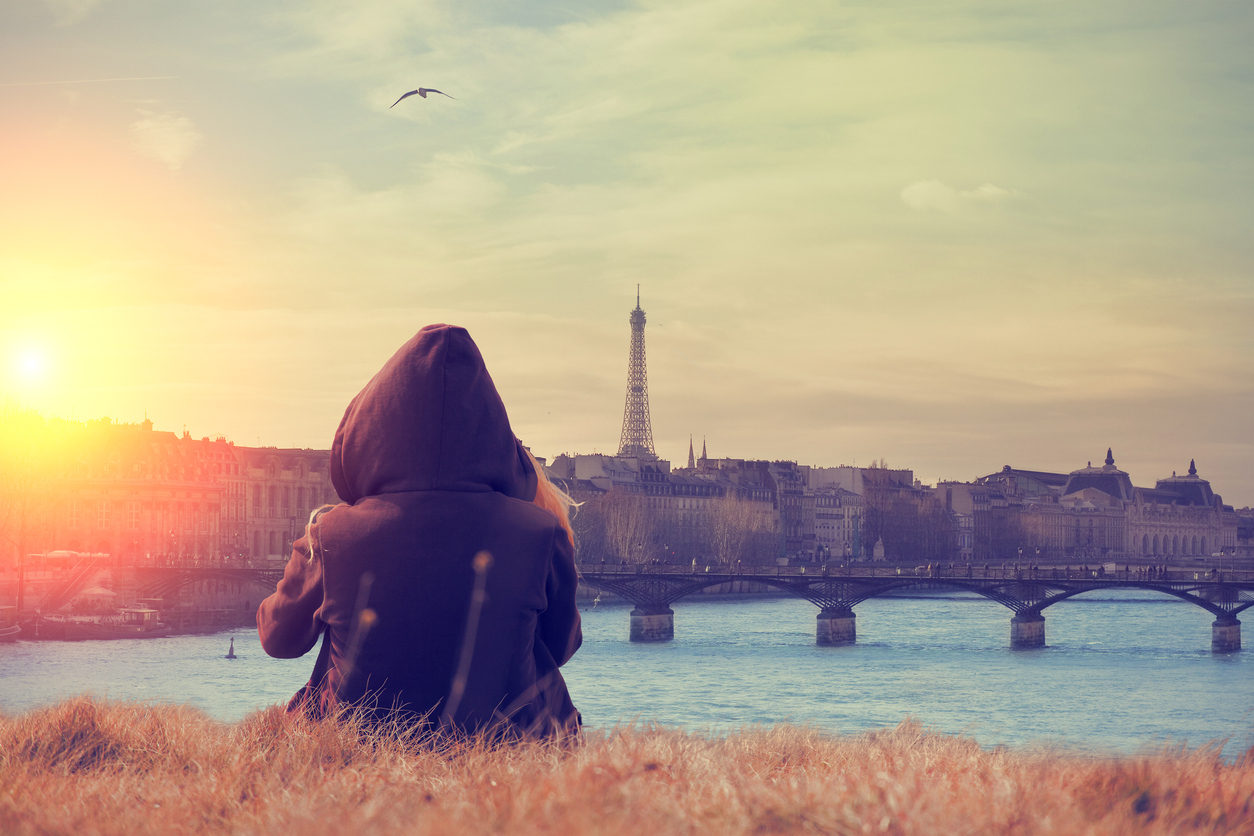 paris-manzarasini-izleyen-kadin