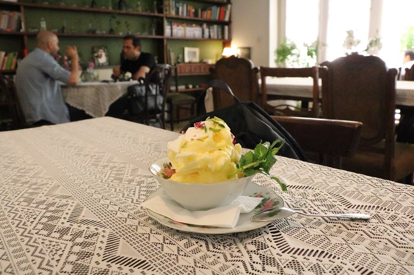 Safranlı dondurma ve çay