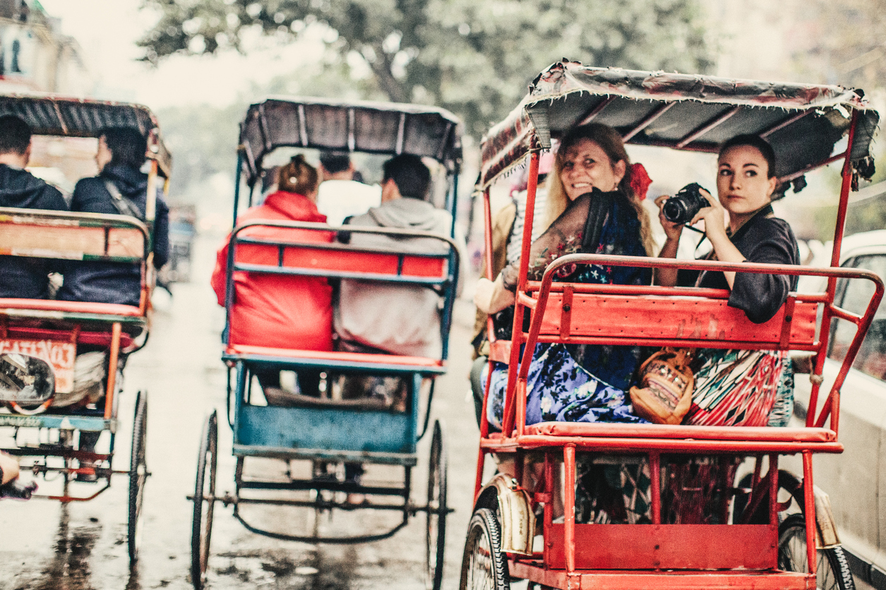 Rickshaw ile gezerken fotoğraf çeken turist kadınlar, Delhi, Hindistan
