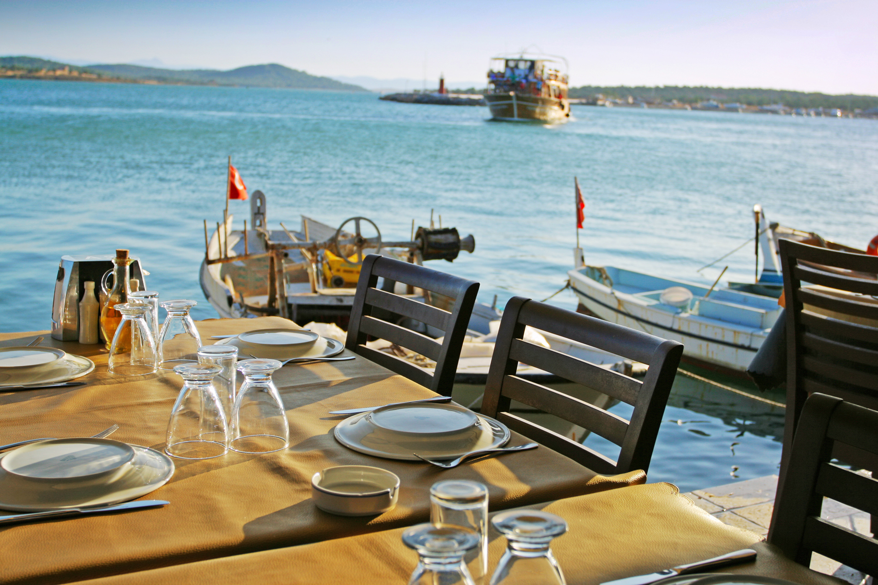 Cunda Adası, sahil restoranı, güneşli bir gün