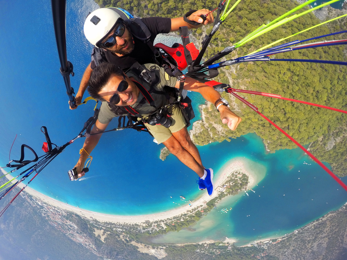 Fethiye, Ölüdeniz'de yamaç paraşütü yapan adamlar
