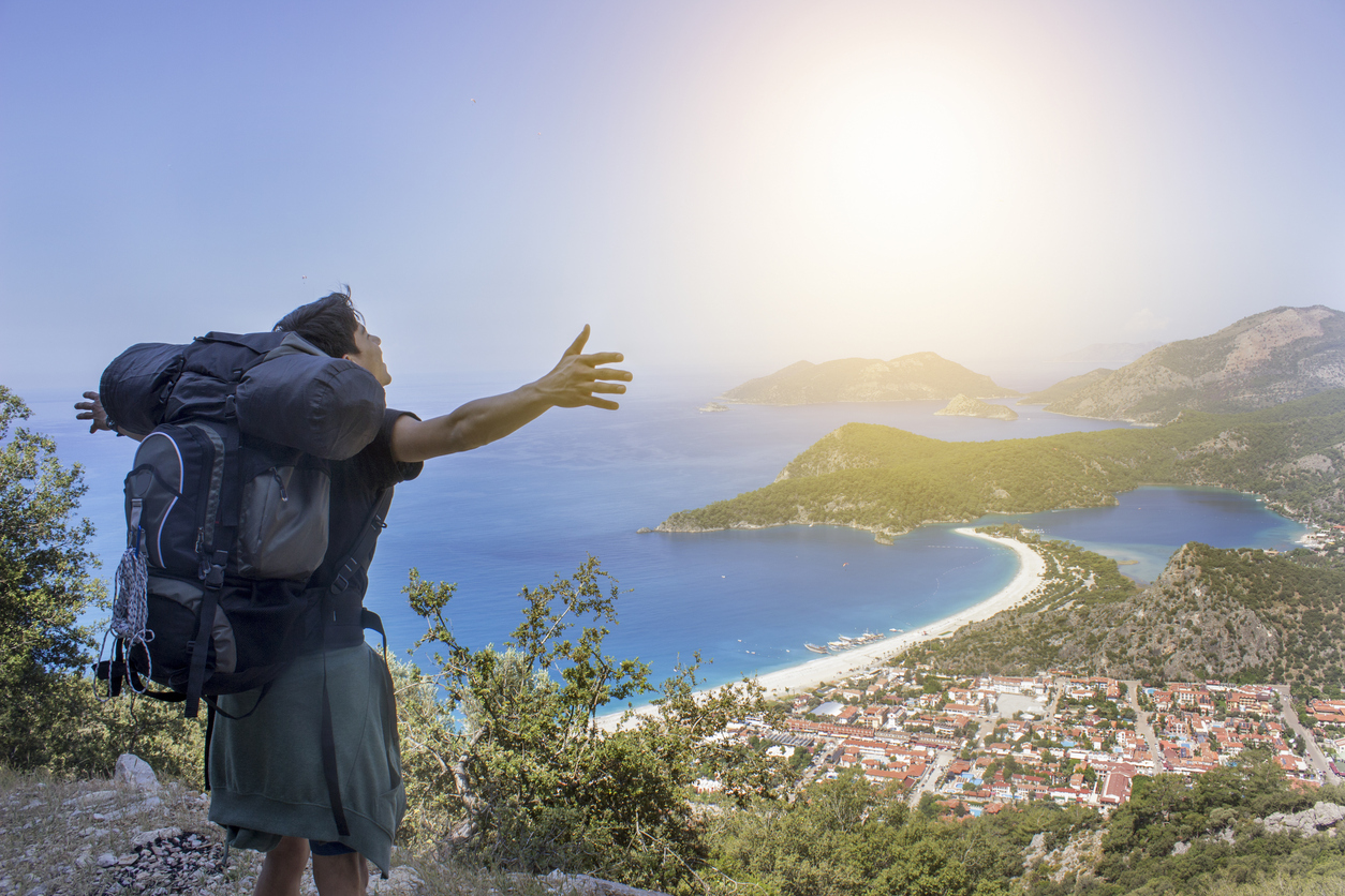 Fethiye'ye varan sırt çantalı gezgin