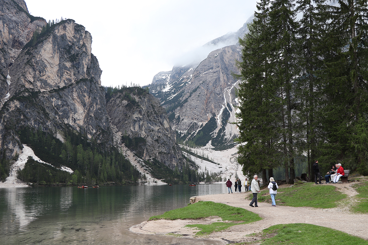 Dolomit Dağları'nda yürüyüş yapan gezginler, İtalya