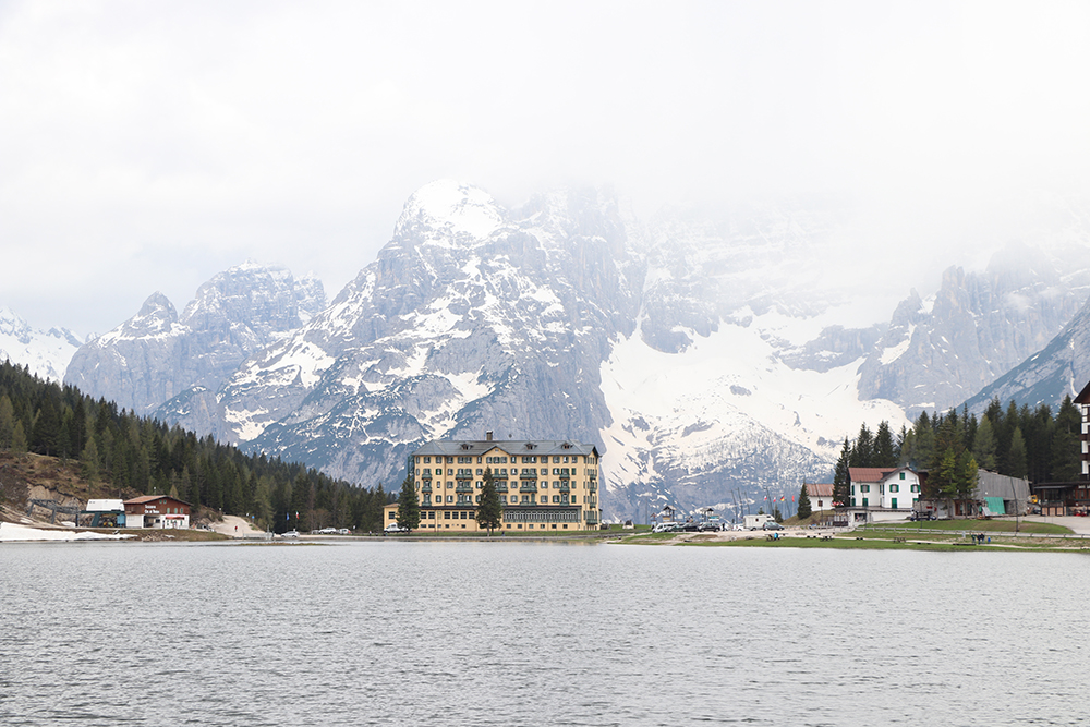 Dolomit Dağları'nda bir kasaba manzarası, İtalya