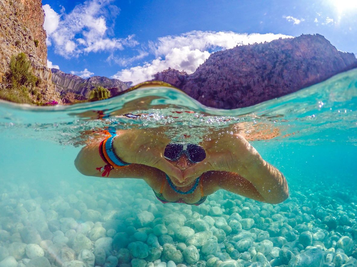 Kelebekler Vadisi'nde yüzen kız, Ölüdeniz, Fethiye, Muğla