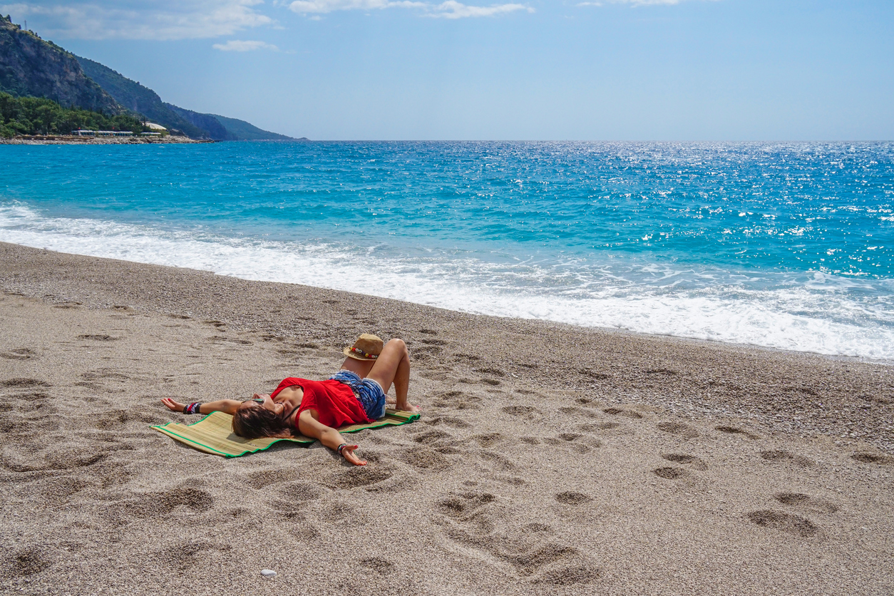 Ölüdeniz'de plajda güneşlenen kadın, Fethiye