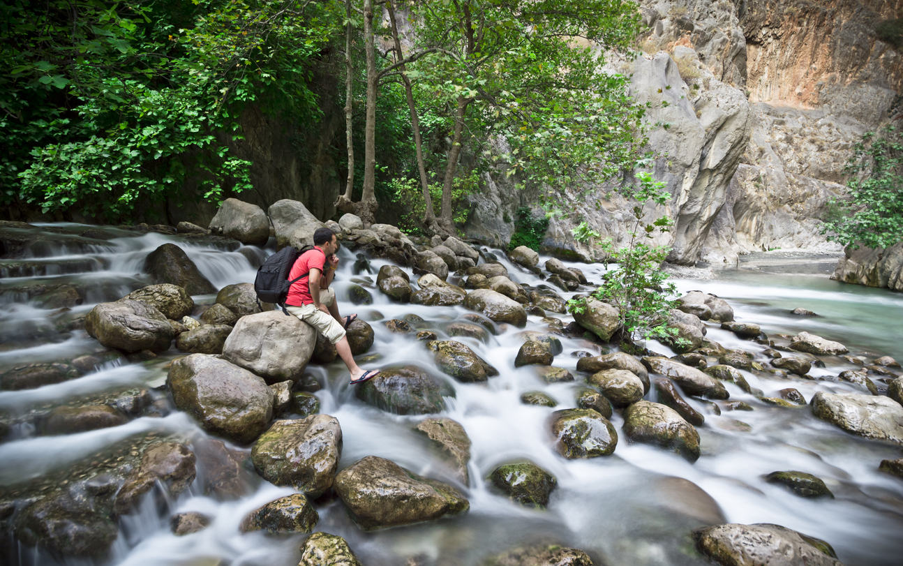 Saklıkent Kanyonu'nda şelaleyi izleyen gezginler, Fethiye, Muğla