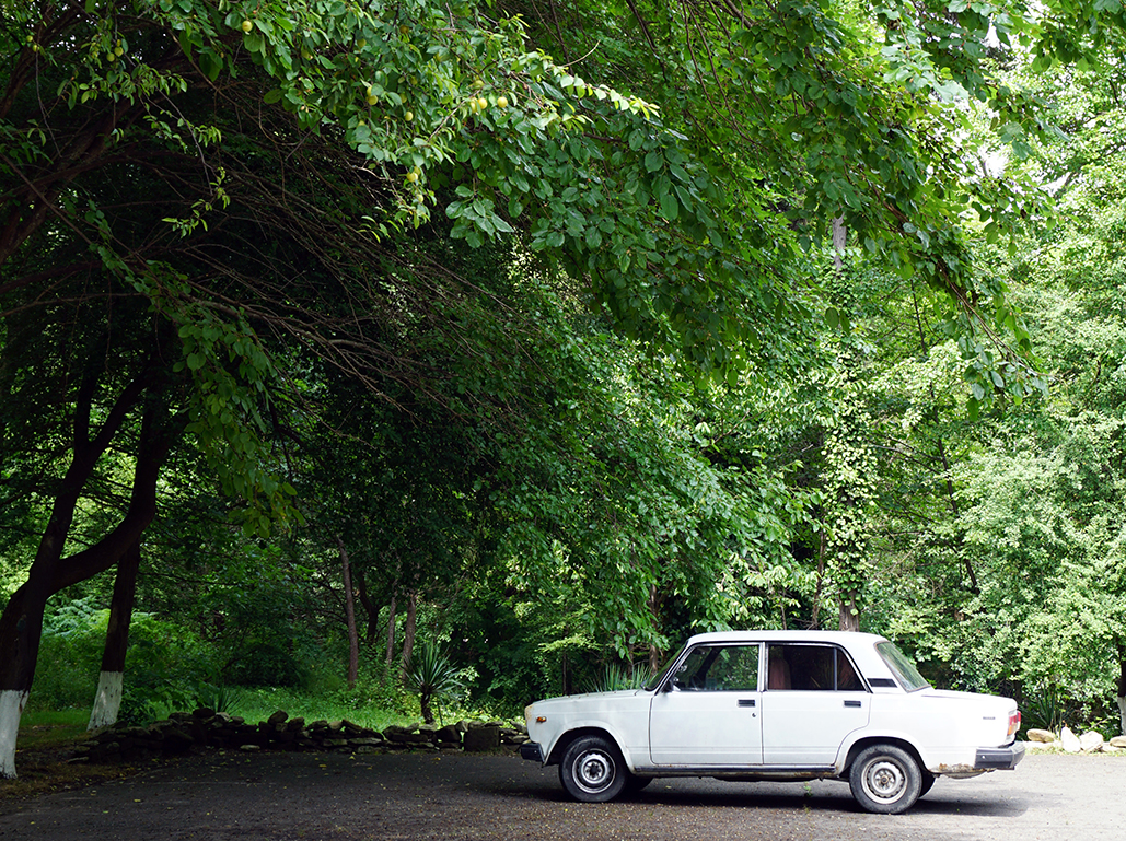 Agura Şelalesi, park etmiş otomobil, Soçi