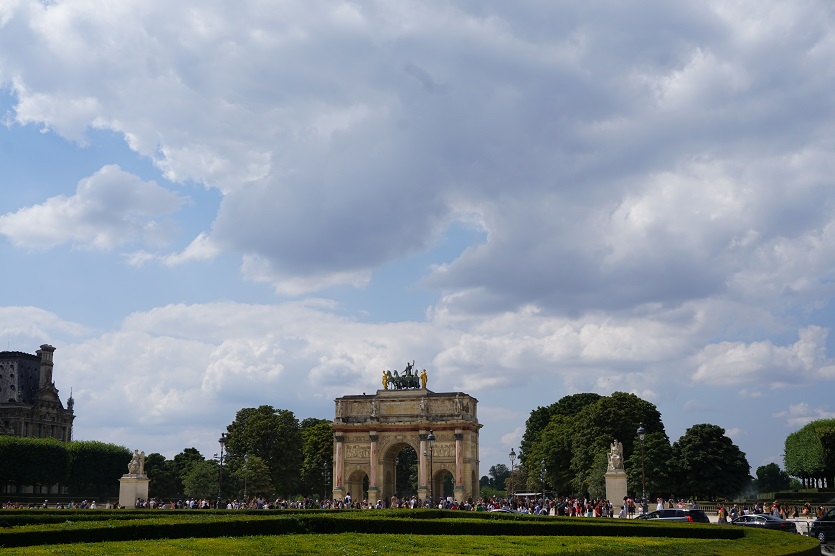 louvre_muzesi_girisi