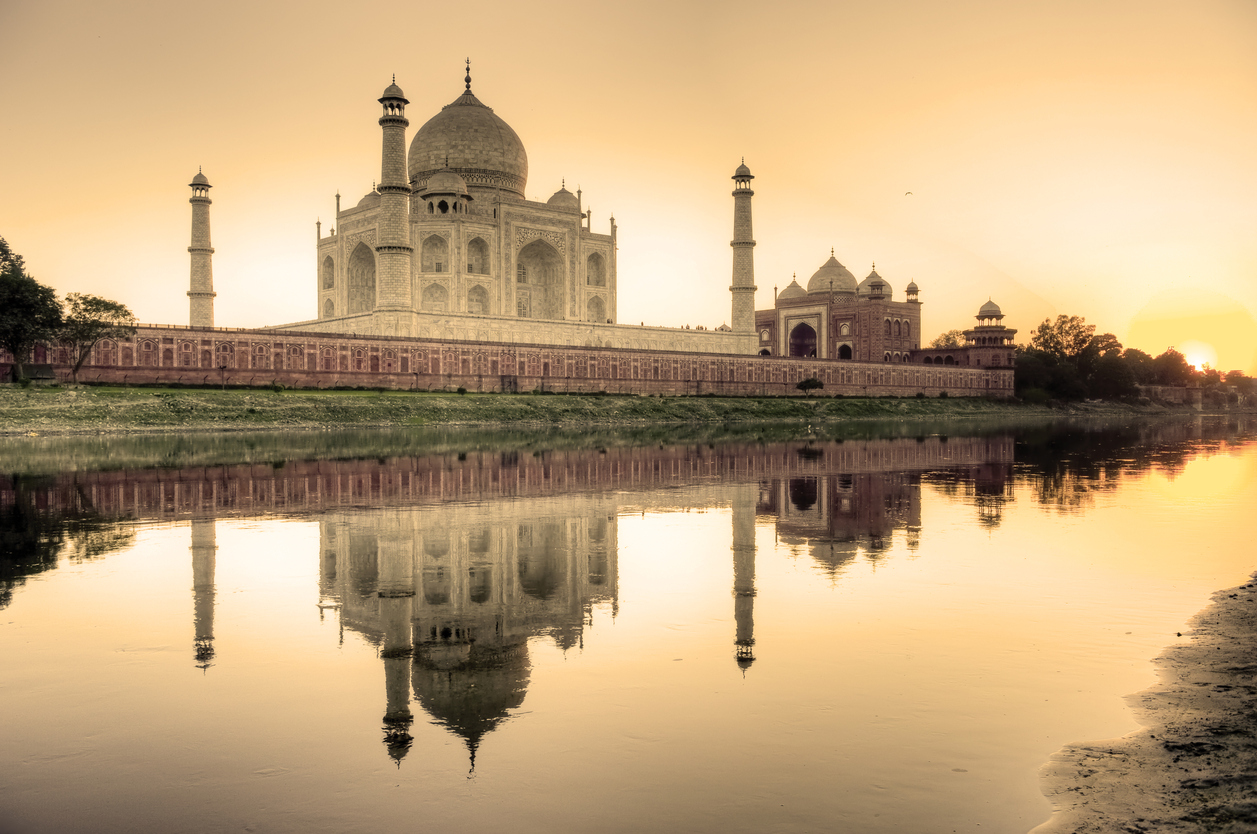 tac_mahal_yamuna_nehri_kiyisindan_gorunumu
