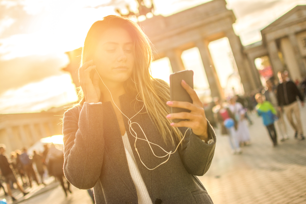 Brandenburg Kapısı önünde müzik dinleyen kadın, Berlin