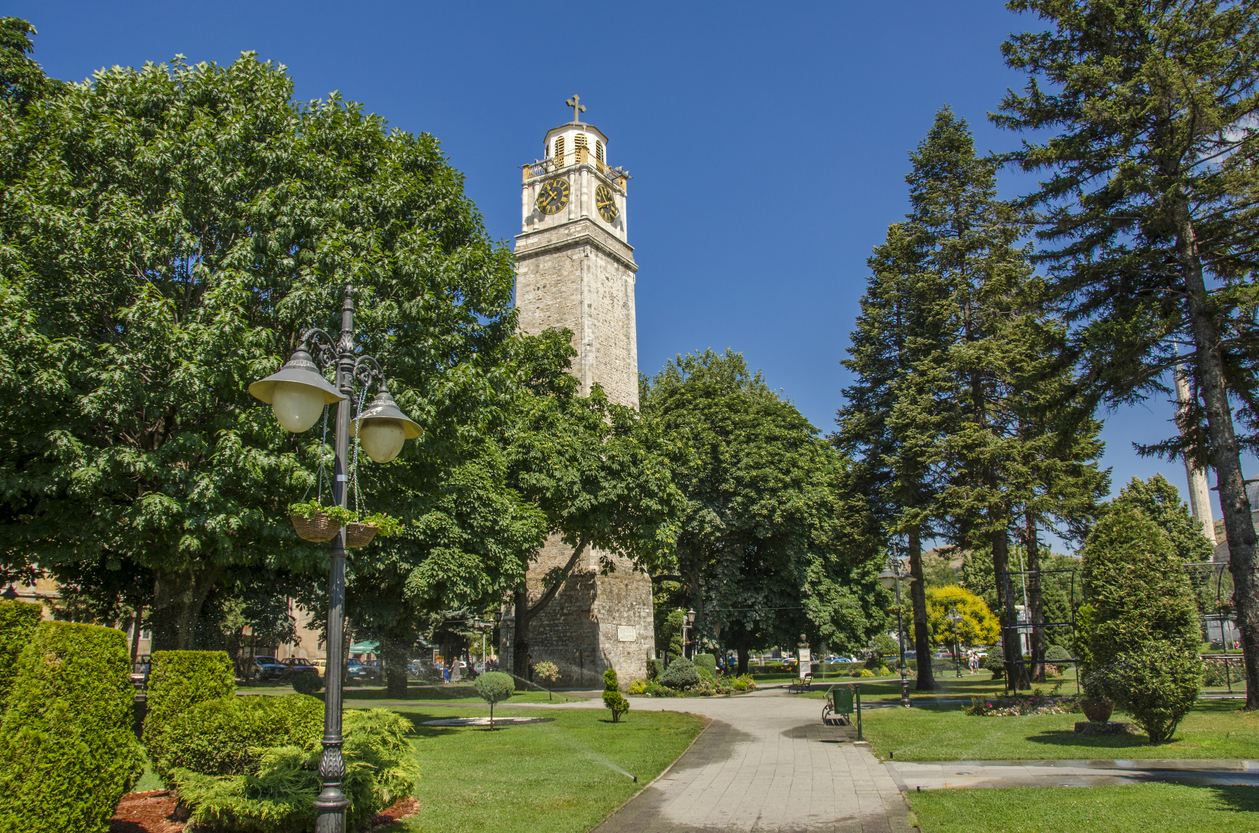 Bitola şehir merkezinde bulunan Manastır Saat Kulesi manzarası. Makedonya Gezi Rehberi
