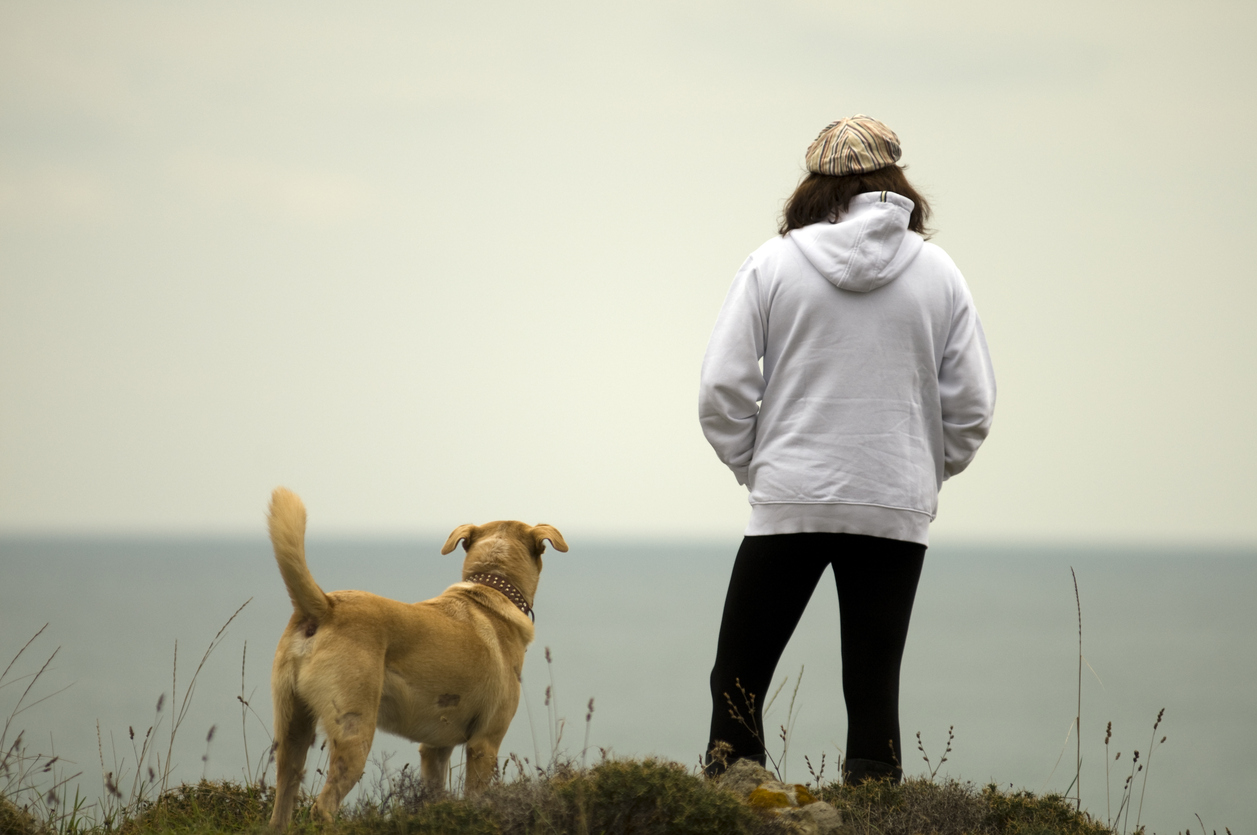 Kilyos'da köpeği ile birlikte deniz manzarası izleyen kadın