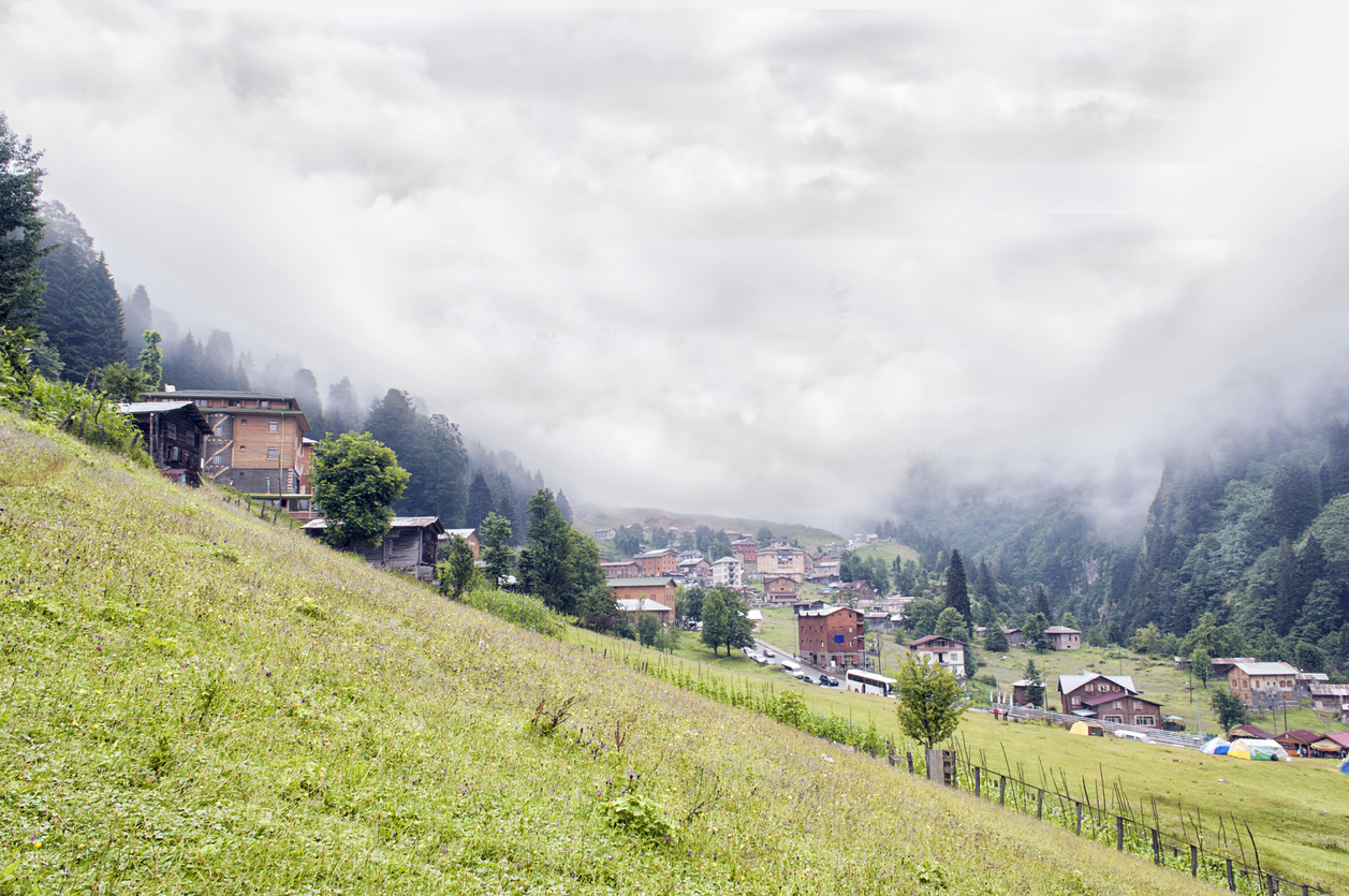ayder-yaylasi-ve-sisli-gorunumu