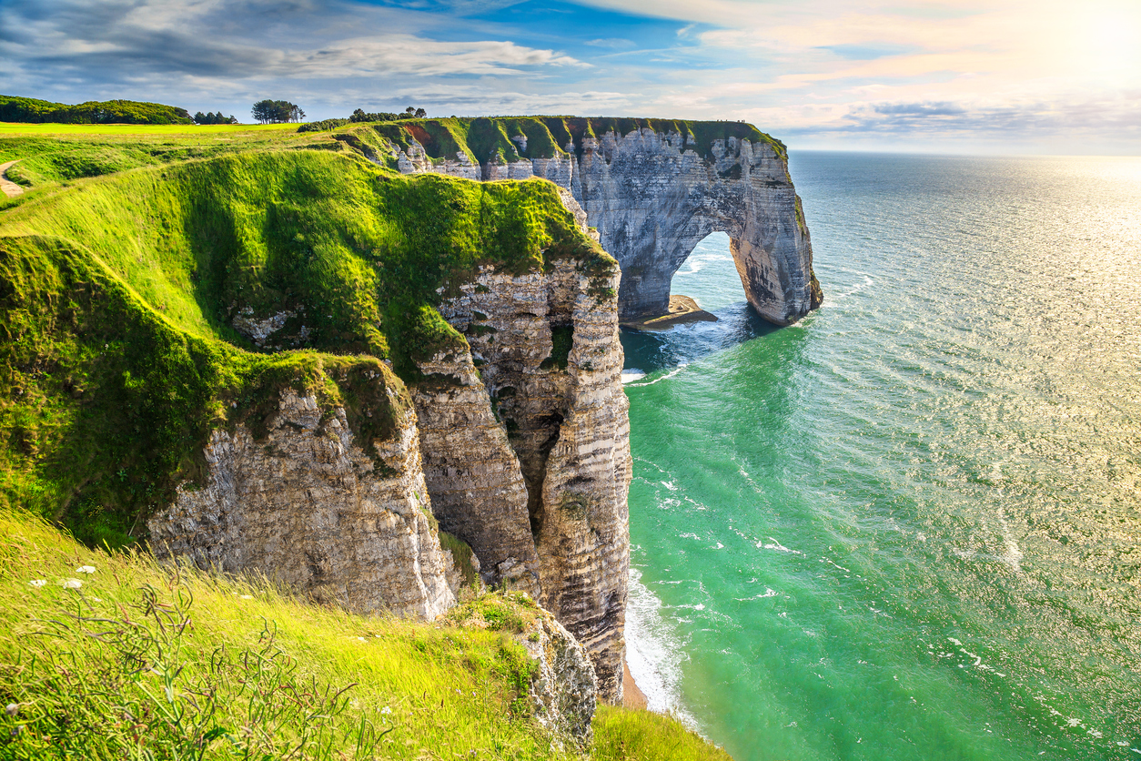 falezler-ve-okyanus-manzarasi-etretat-normandiya-fransa