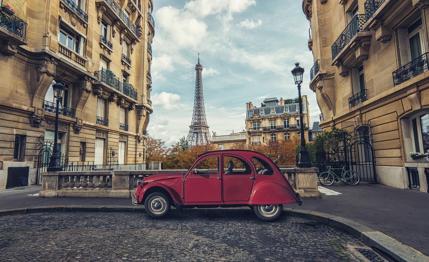 kirmizi-retro-araba-ve-eyfel-manzarasi-paris