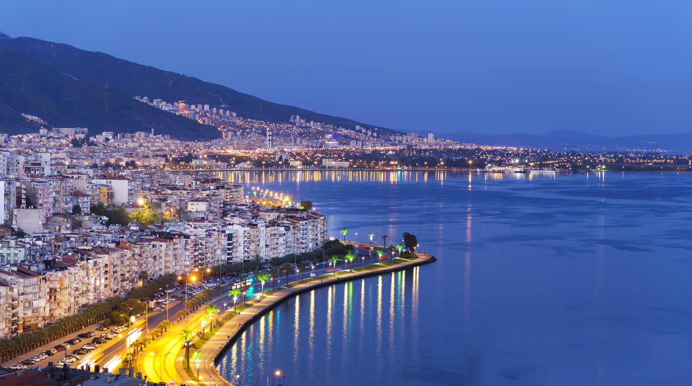 kordon-boyu-gece-gorunumu-izmir