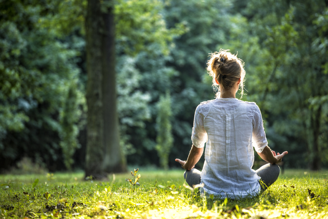 meditasyon-yapan-kadin