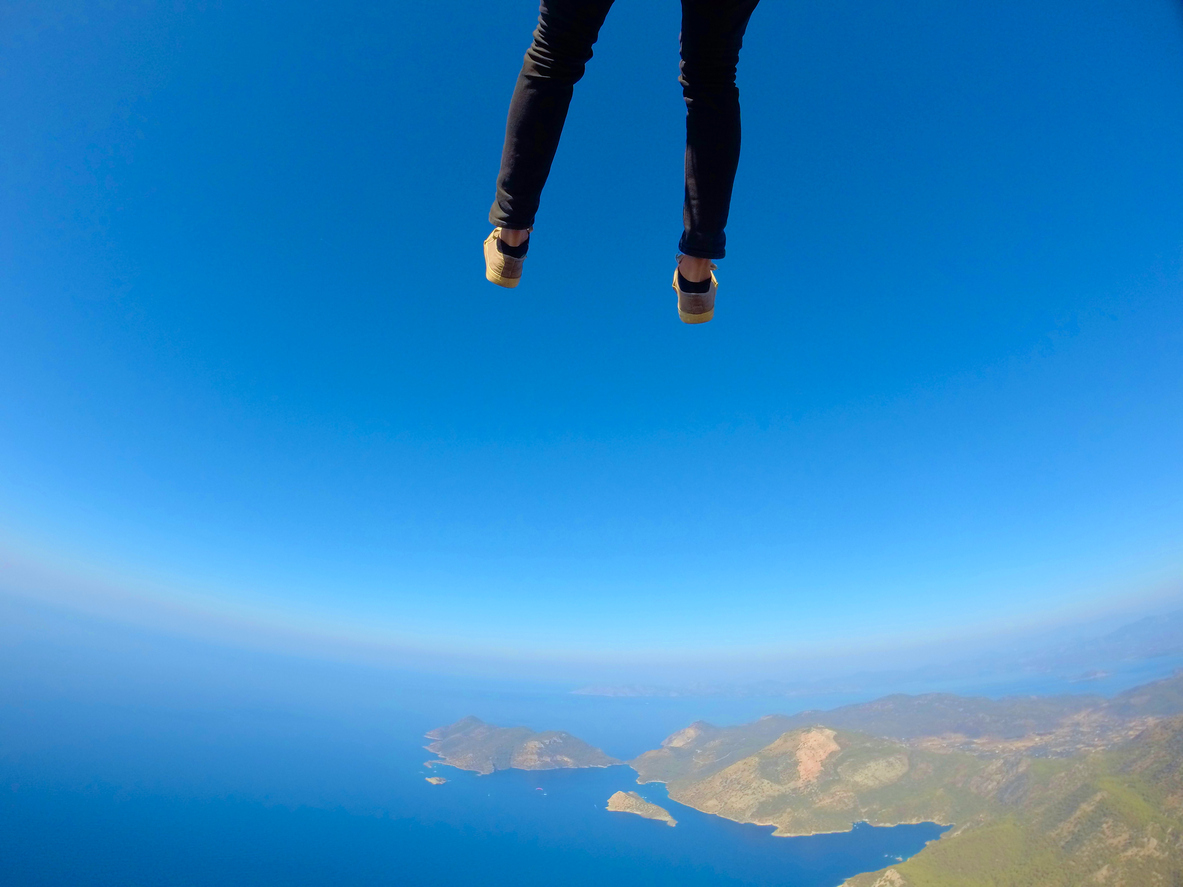 oludeniz-uzerinde-yamac-parasutu-yapan-adam