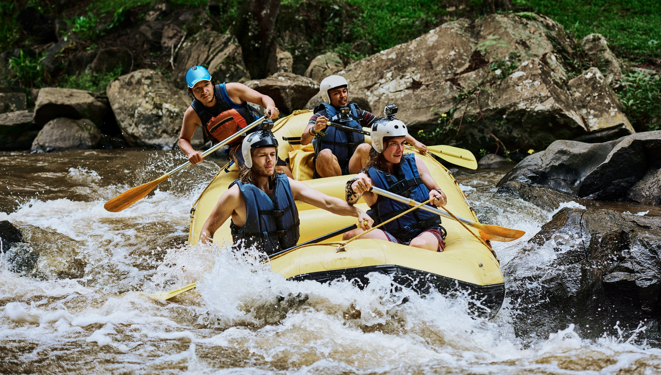 sari-bot-ile-rafting-yapan-gencler