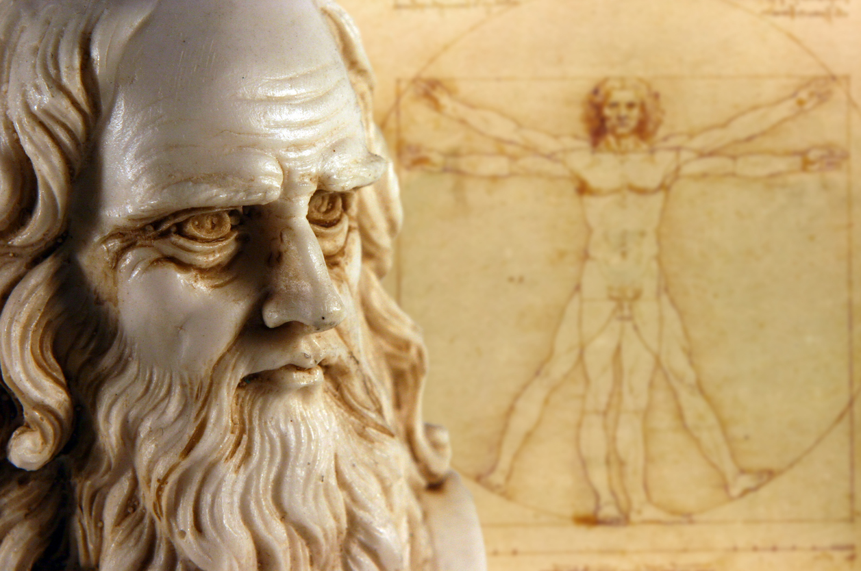 arka-planda-cizimler-ve-leonardo-da-vinci-bustu