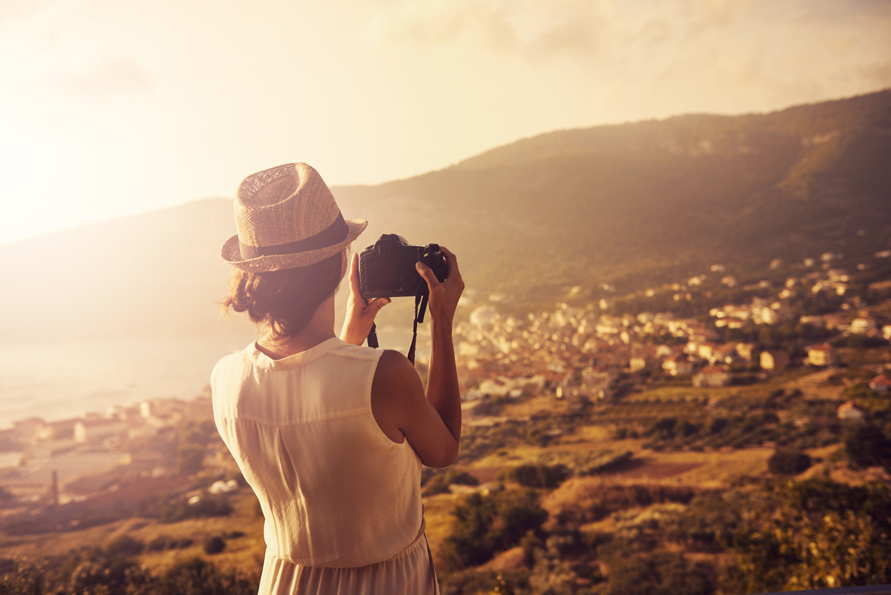 tepeye-cikip-fotograf-ceken-kadin