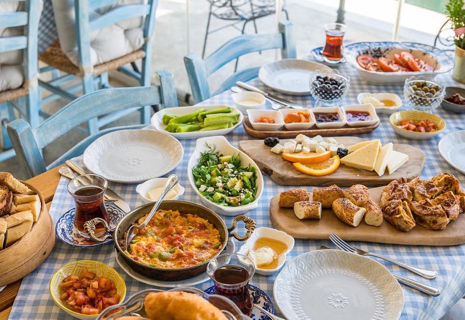 alacati-da- gezilecek-yerler-katre-kahvalti