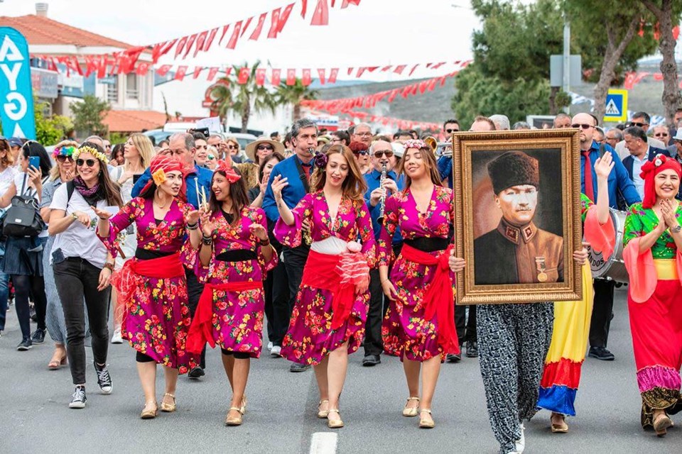 alacati-da-gezilecek-yerler-ot-festivali