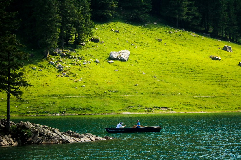 isvicre-nin-kasabalari-oeschinnensee