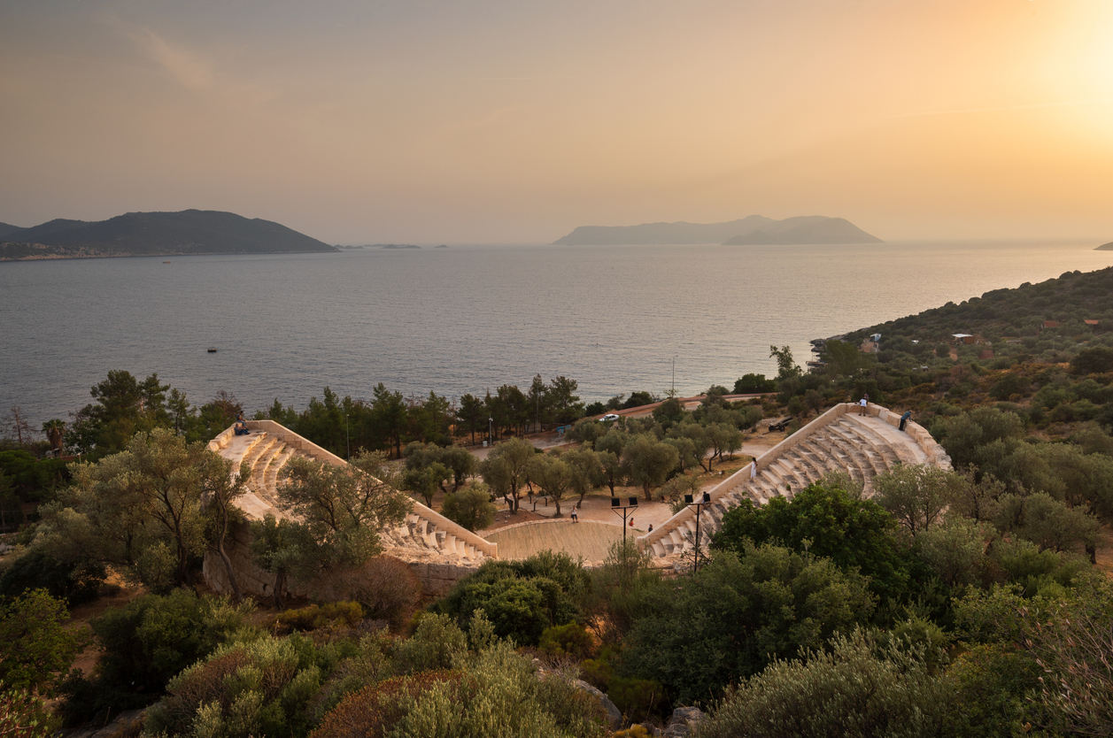 kas-ta-gezilecek-yerler-antiphellos-antik-kenti