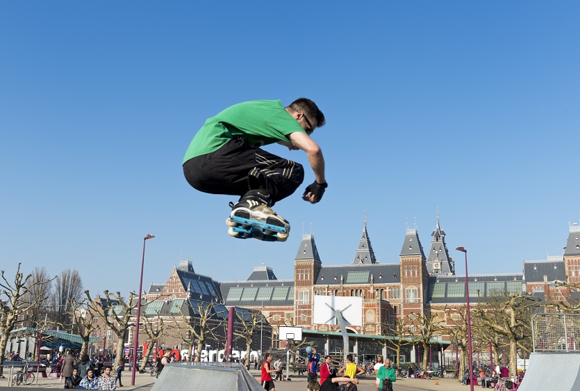 amsterdam-da-eglence-yurumek-yerine-patenle-kay